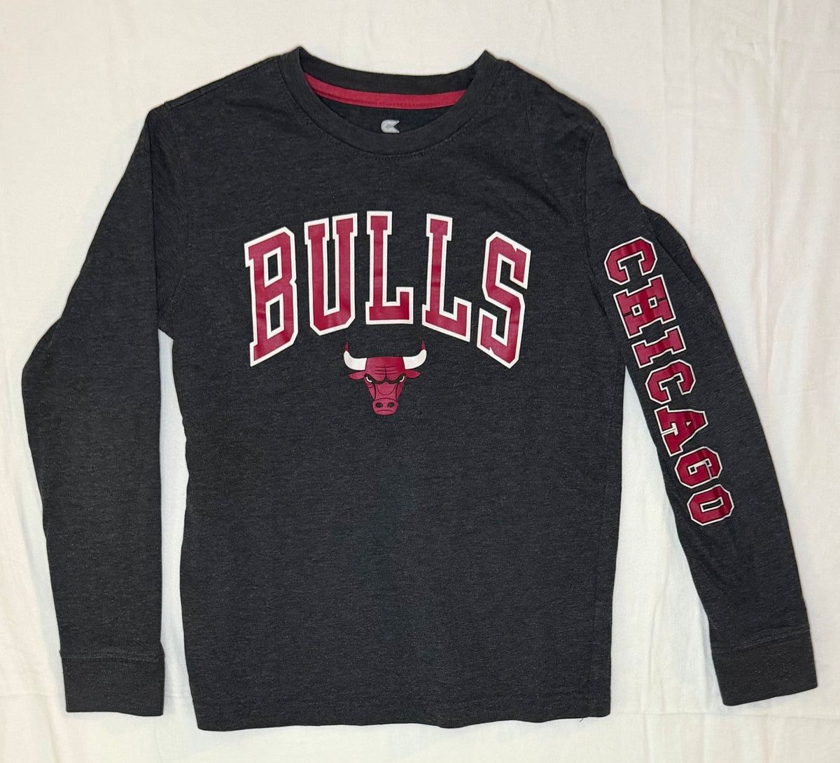 Bulls long sleeve shirt. EUC. Barely worn - size Youth - 8 (M)