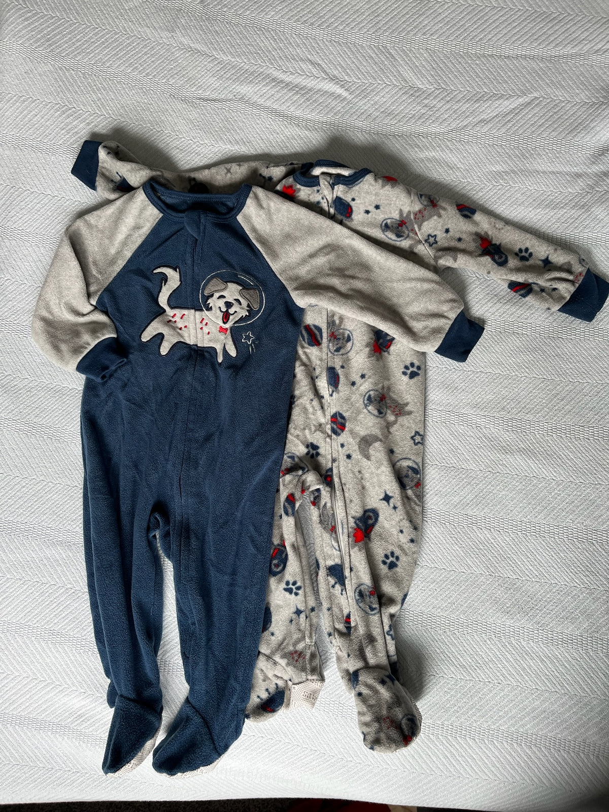 Fleece footed pajamas 2x 12M LS Puppy/Space Print - size Month - 9-12 / 12M