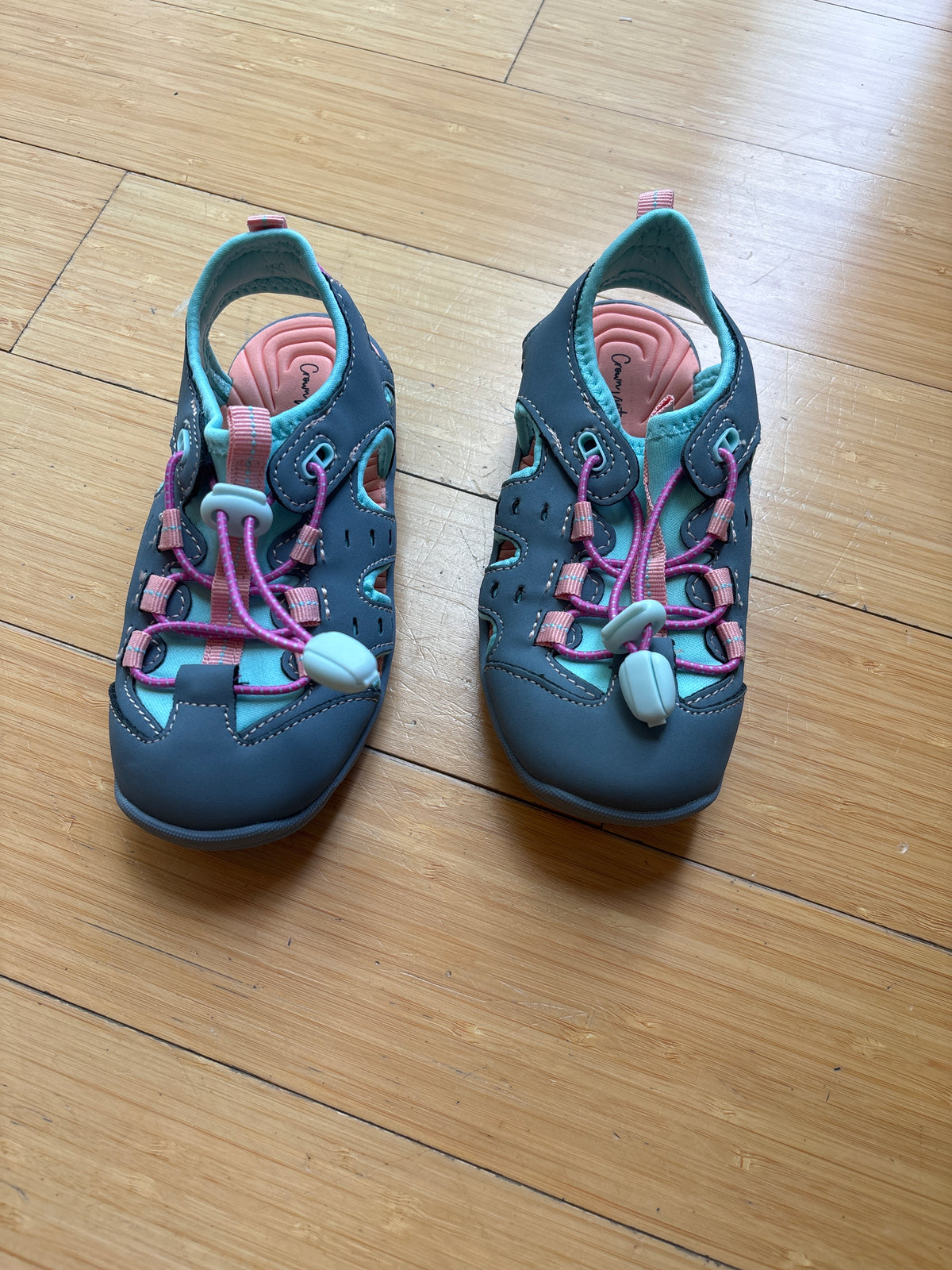 Sandals, little girls 10 Like new condition - size Shoes - Toddler 10