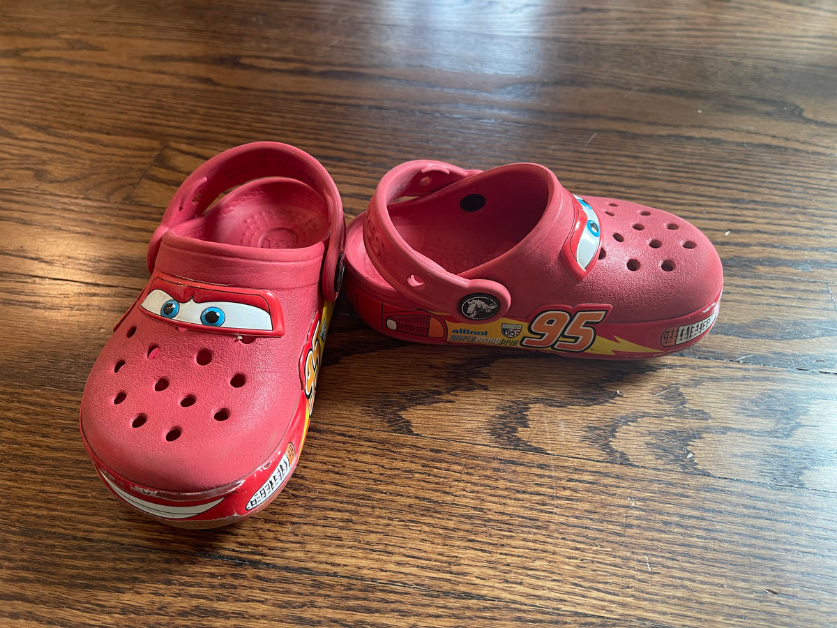 GUC McQueen Crocs Mainly toe wear - size Shoes - Toddler 7