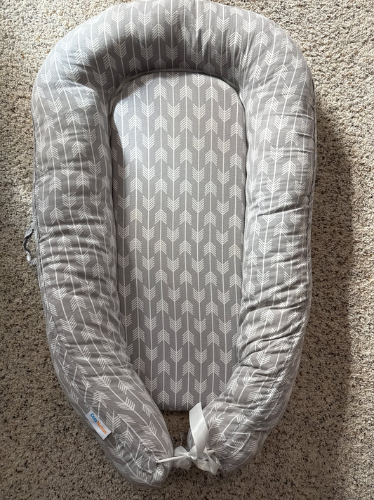 Cozy nation baby lounge EUC