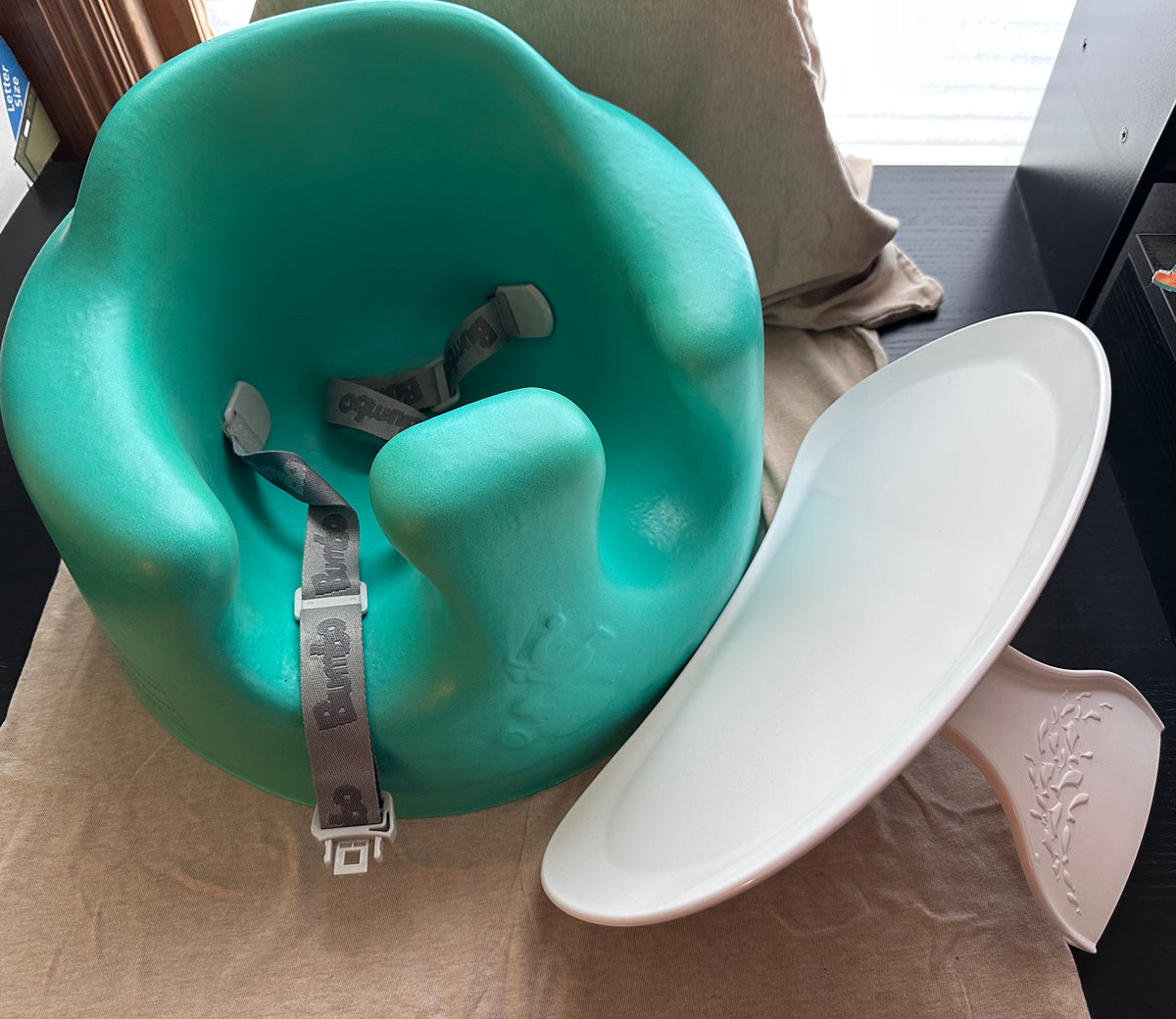 Bumbo seat with tray Like new/barely used