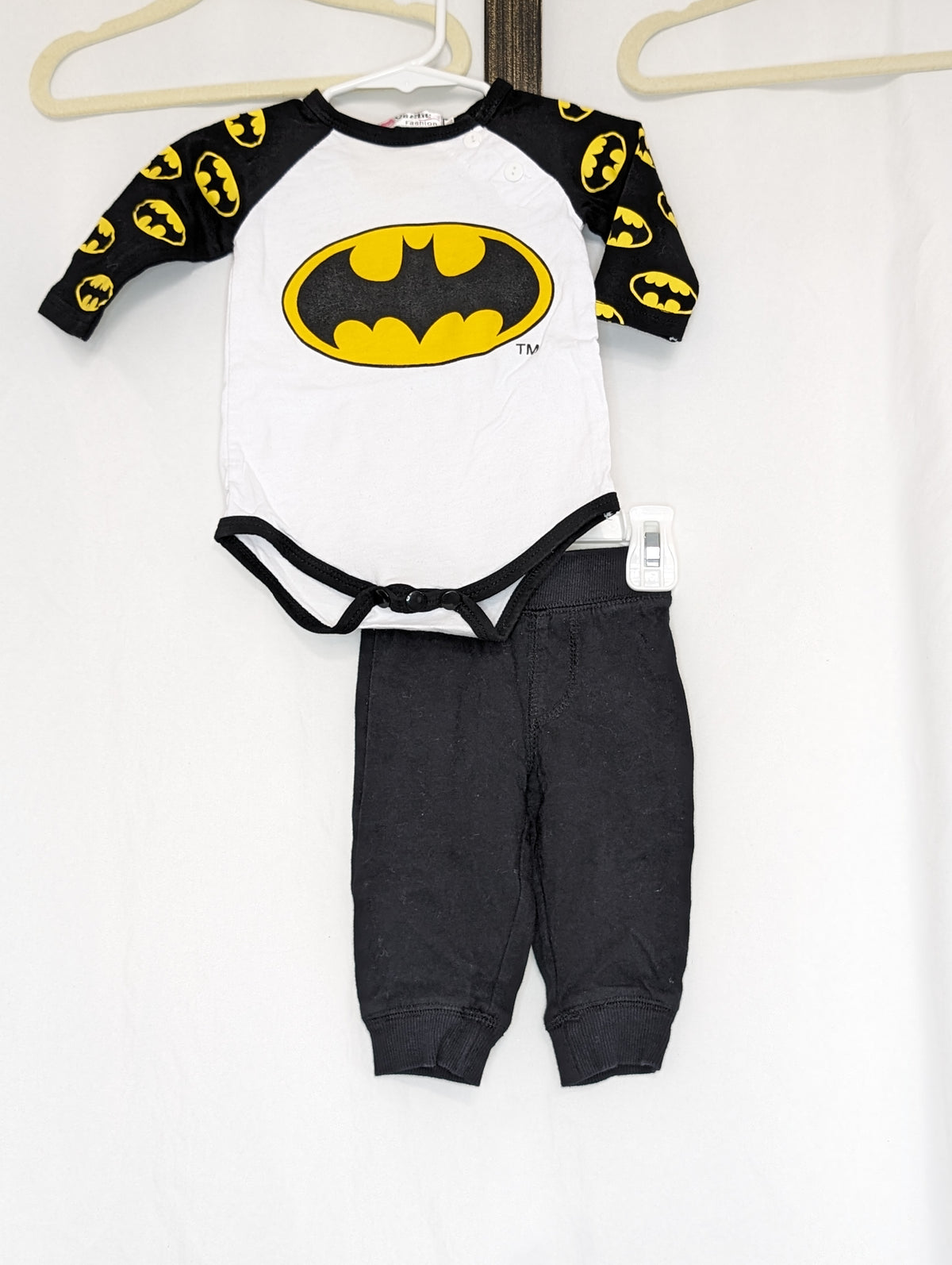EUC 2pc, L/S Batman onesie & black pants - size Month - 3-6 / 6M