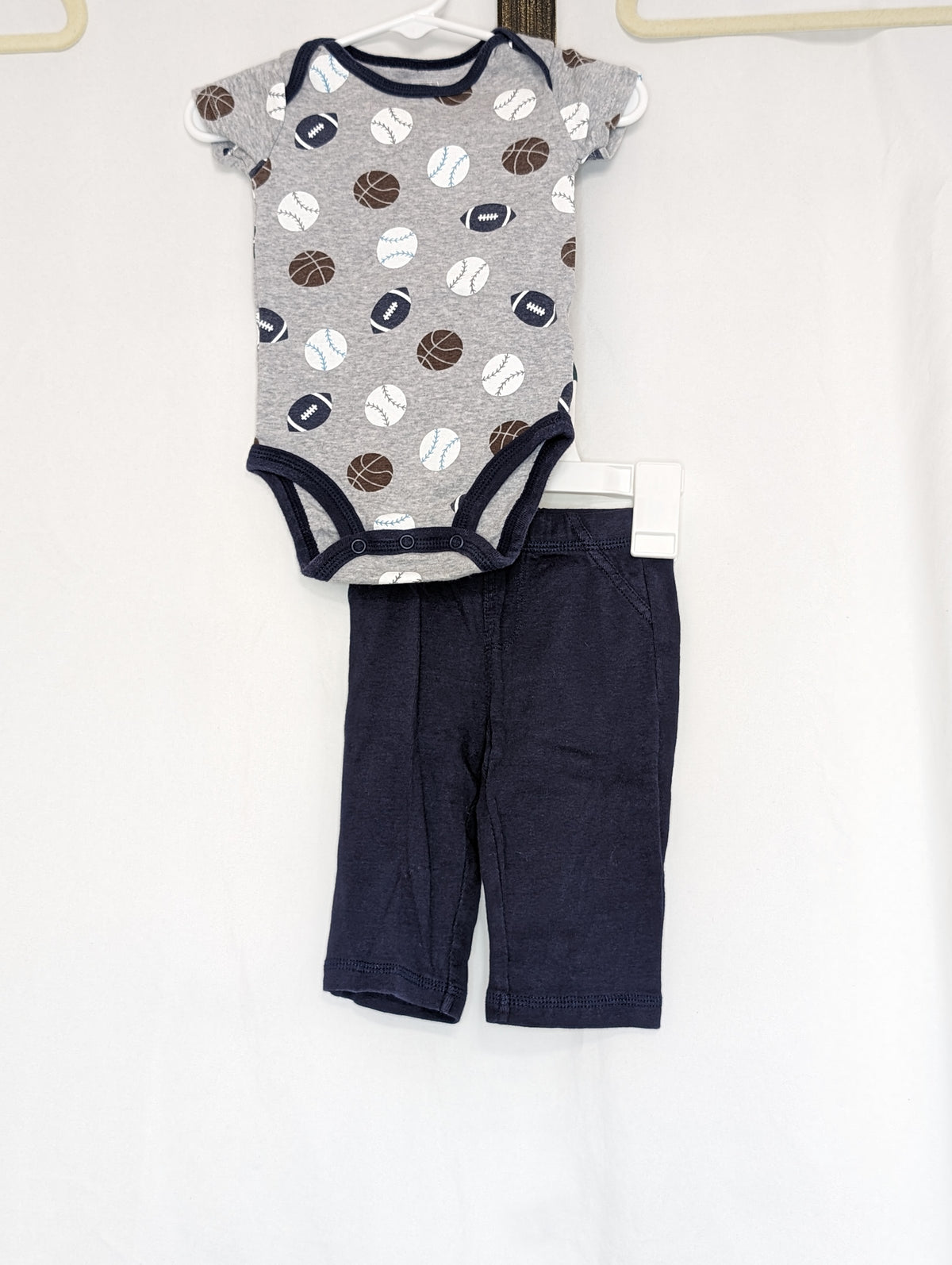 GUC 2pc, s/s grey onesie w/ navy trim & sports - size Month - 3-6 / 6M