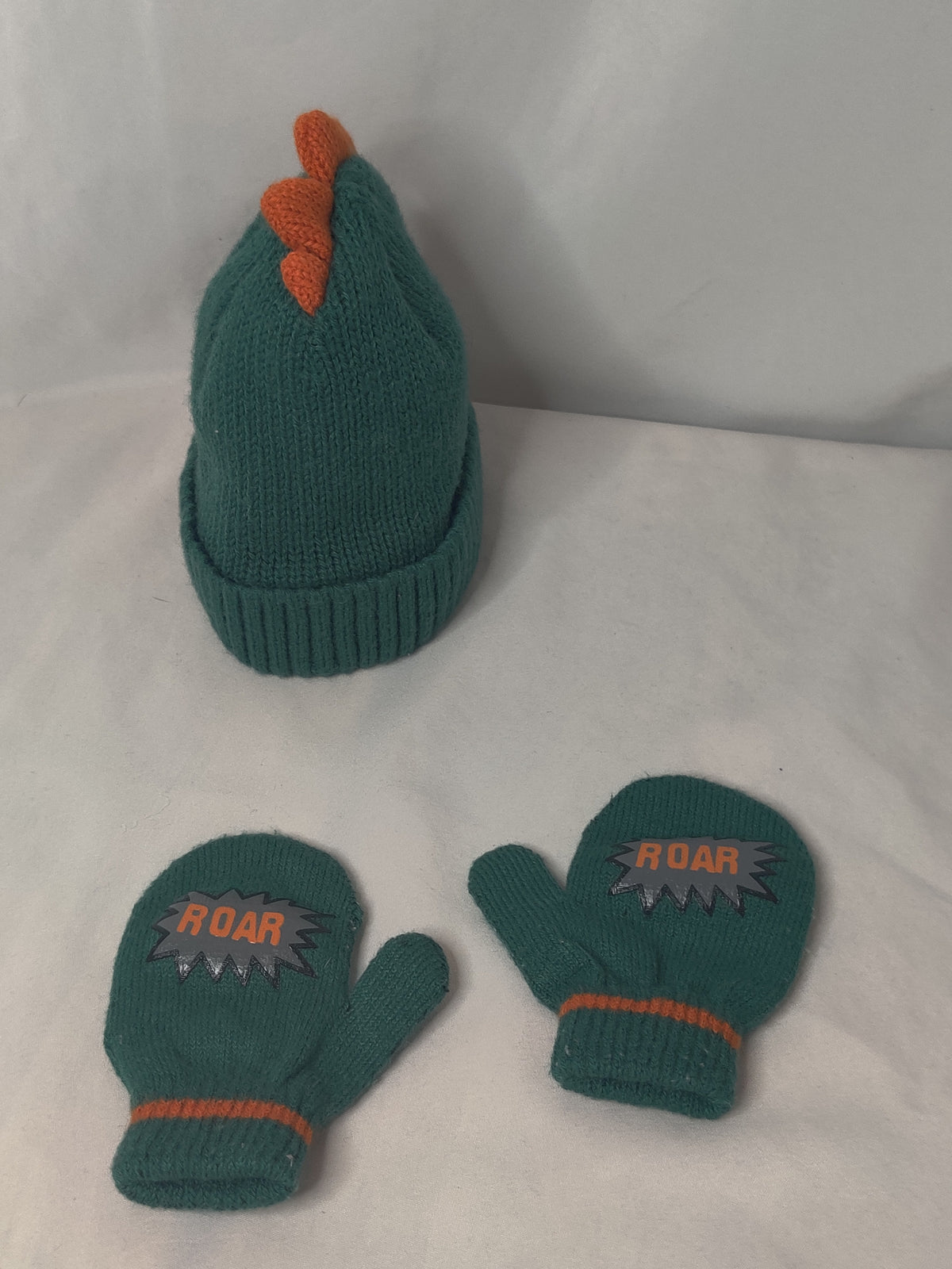 EUC Carter winter hat & mittens, 0-9 months