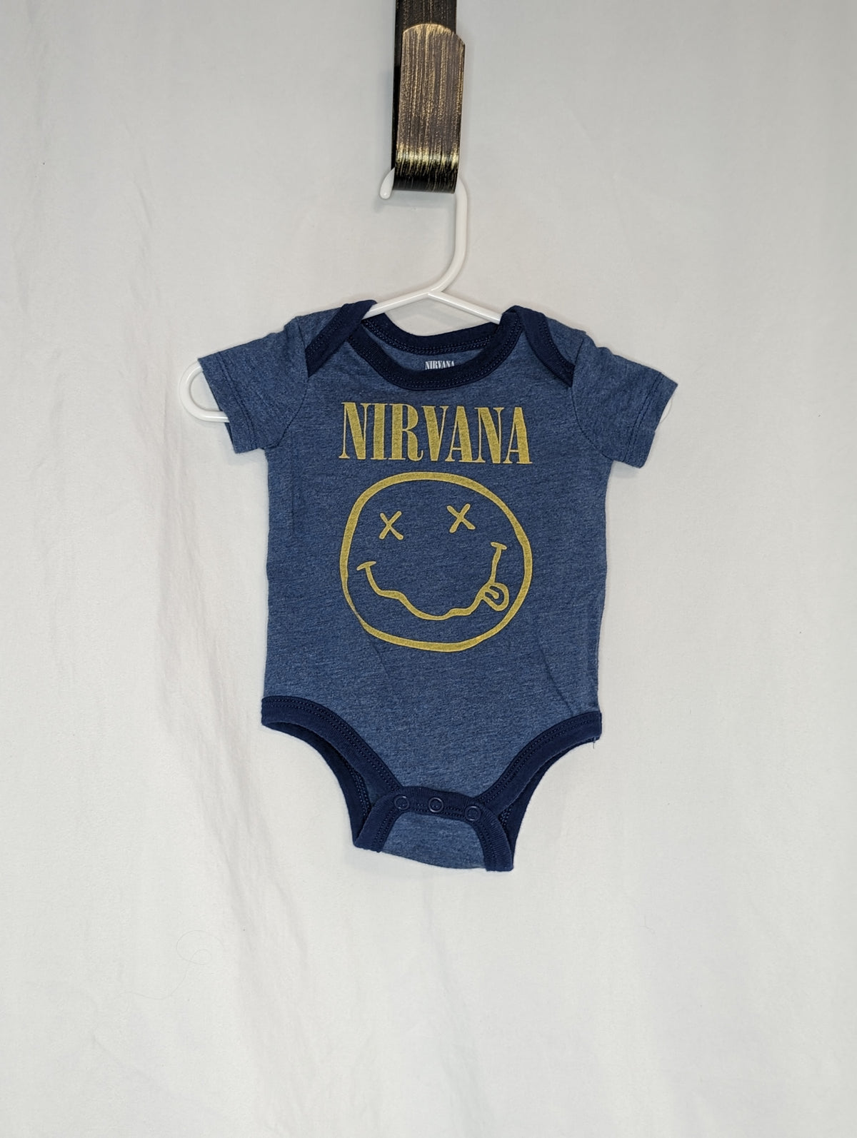 VGUC Nirvana blue/yellow s/s onesie - size Month - Newborn
