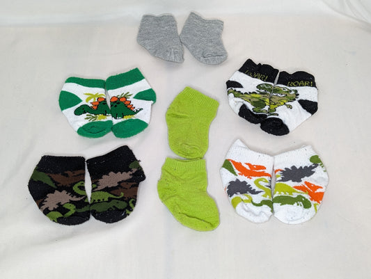 VGUC 6pr socks, 3-12 mon 4 dino print, 1 grey pr