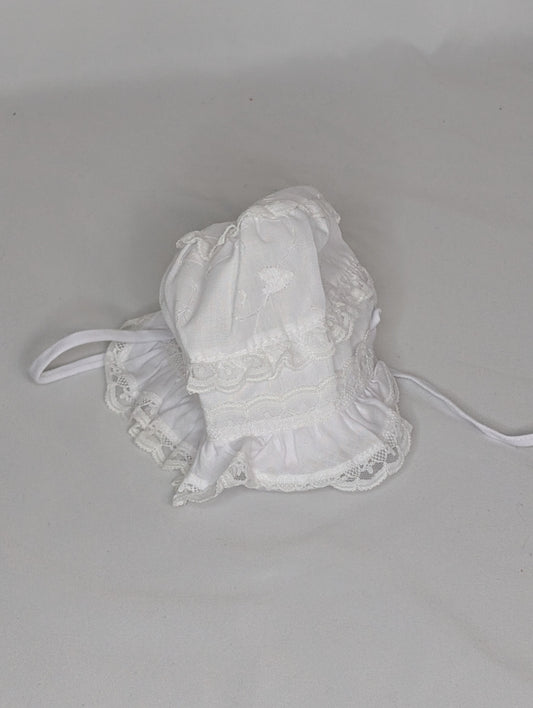 EUC White cotton & lace bonnet, ties under chin - size Month - Newborn