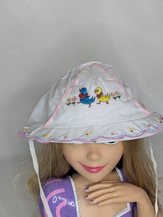 VGUC White sun bonnet w/ stiff brim, ties at chin - size Month - 0-12