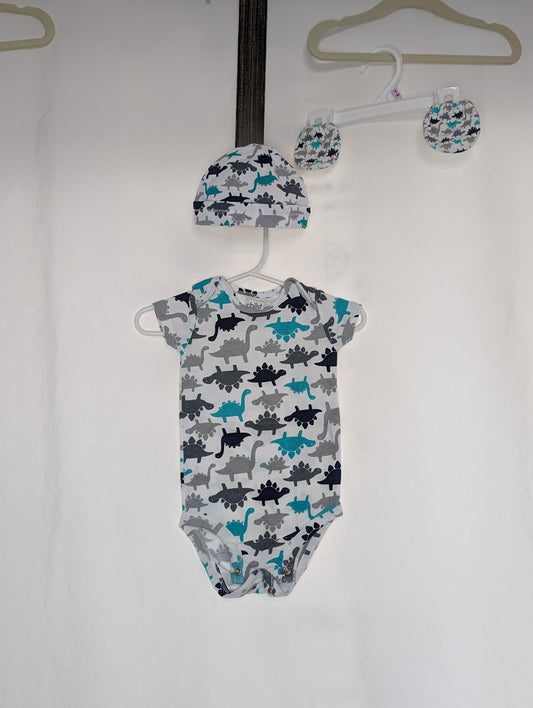 EUC Carter 4pc set, onesie, hat, mitts w/ - size Month - 0-3 / 3M