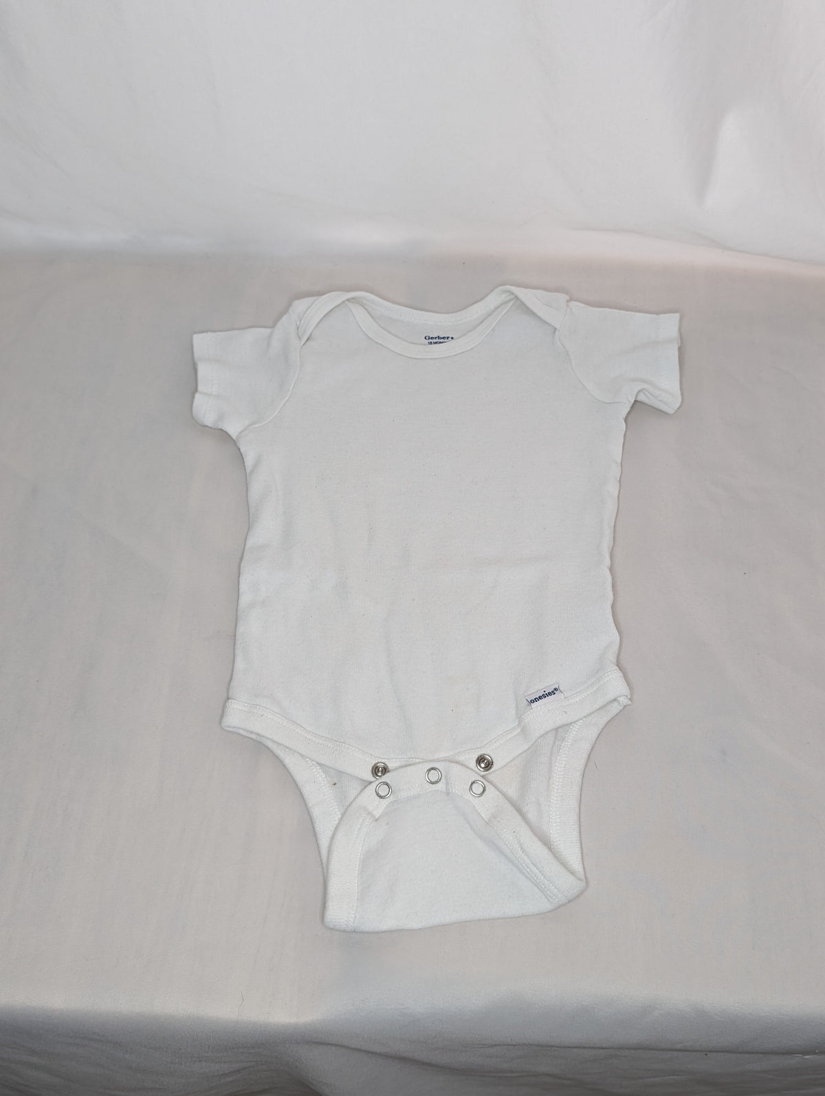 VGUC Gerber white s/s onesie - size Month - 12-18 / 18M