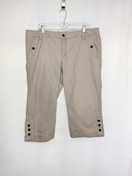 EUC ON low waist khaki capris, 4 pocket, 3- - size Women - XL (16/18)