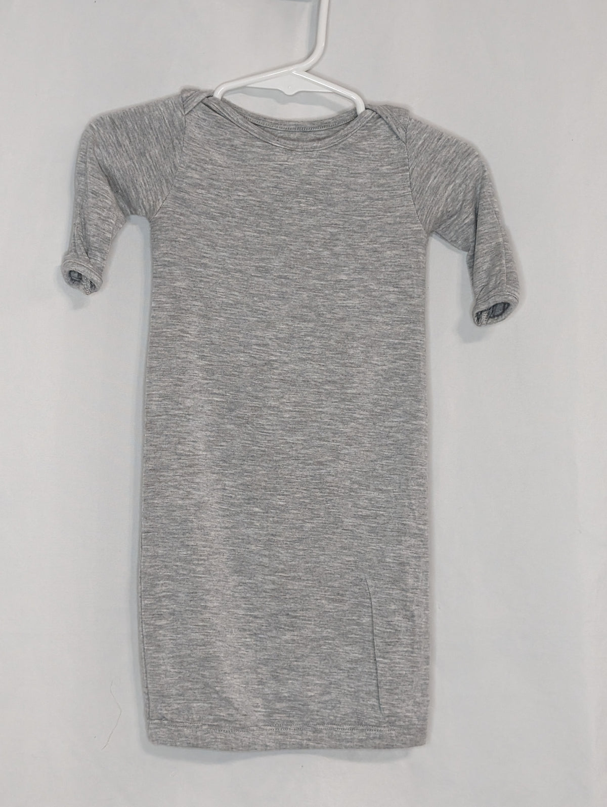 EUC light gry sleep gown w/ mitts on sleeves, - size Month - 0-6