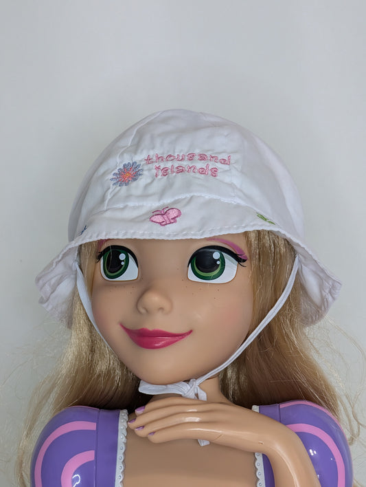 VGUC white sunhat, ties under chin thousand - size Month - 0-6