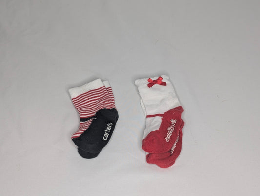 EUC 2pr Carter Valentine socks, size 12-24 months