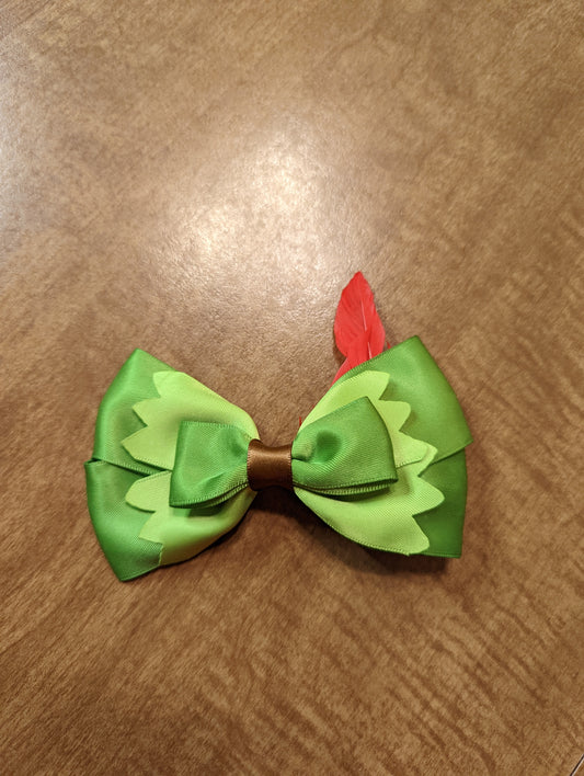 EUC 5in Peter Pan themed bow on alligator clip