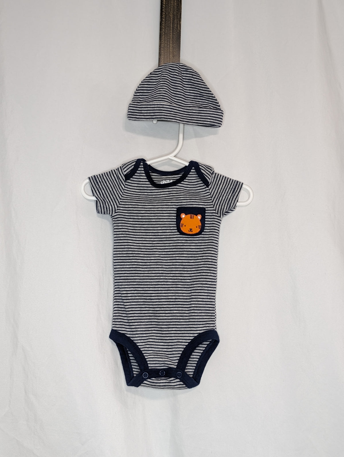 EUC Carter s/s navy/ grey striped onesie w/ - size Month - 0-3 / 3M