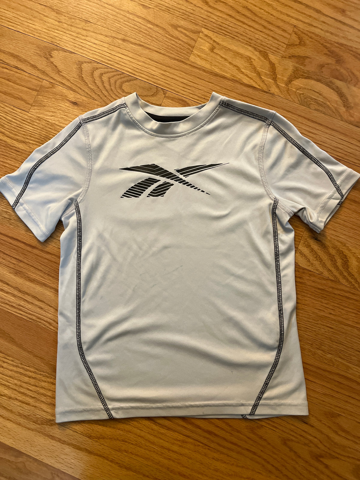 Light gray ss tee w logo Reebok L (6) - size Youth - 6 (S)