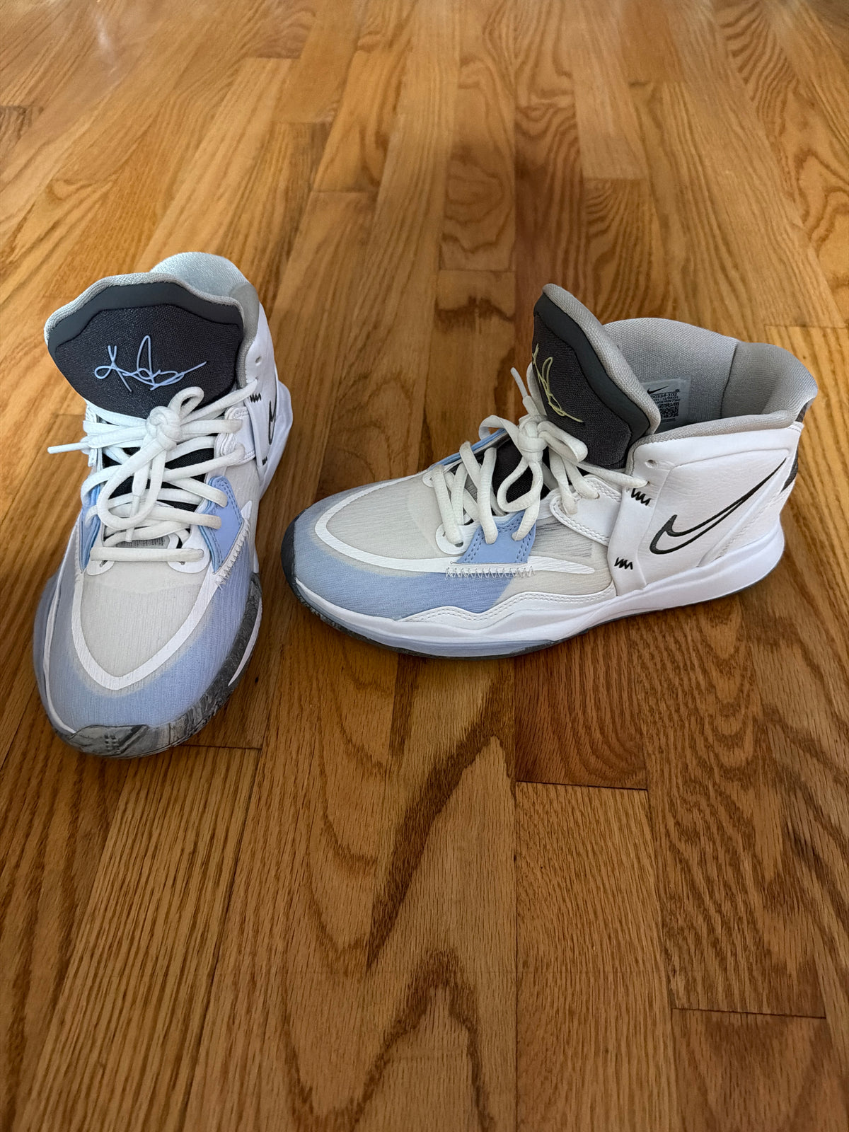 White/lt blue Nike shoes Kyrie Irving - VGUC - size Shoes - Kids 5