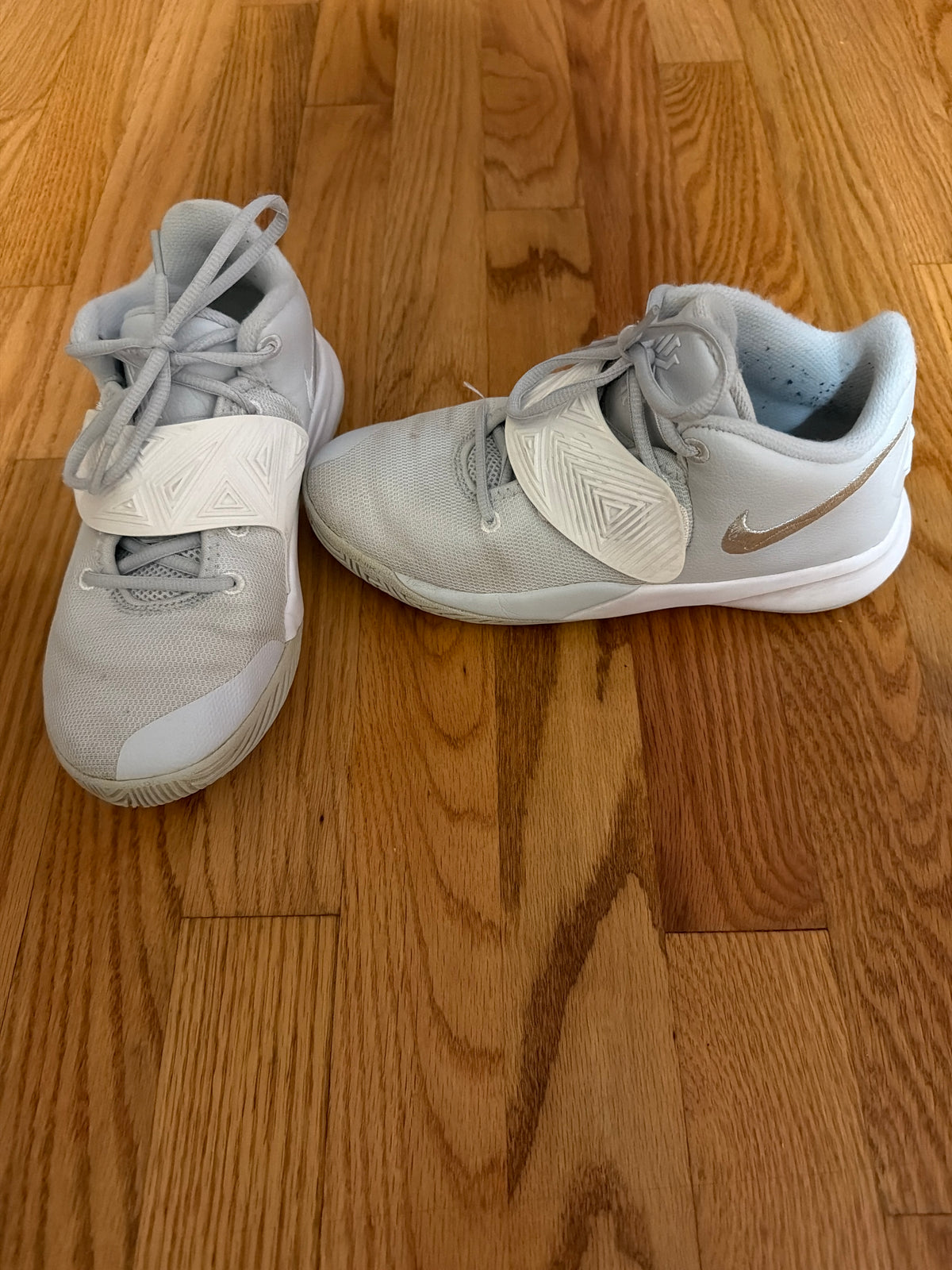White/lt grey Nikes Kyrie - size Shoes - Kids 4