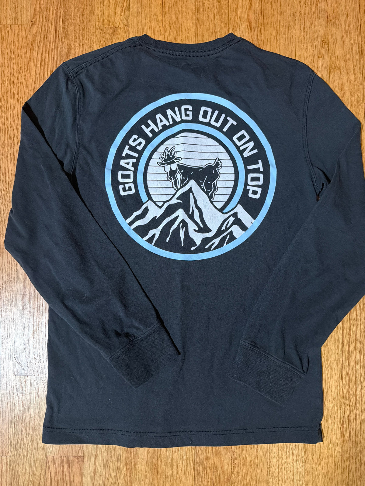 Black Goat USA ls tee Goats Hang Out on Top - size Teen/Men - XS (26-28)