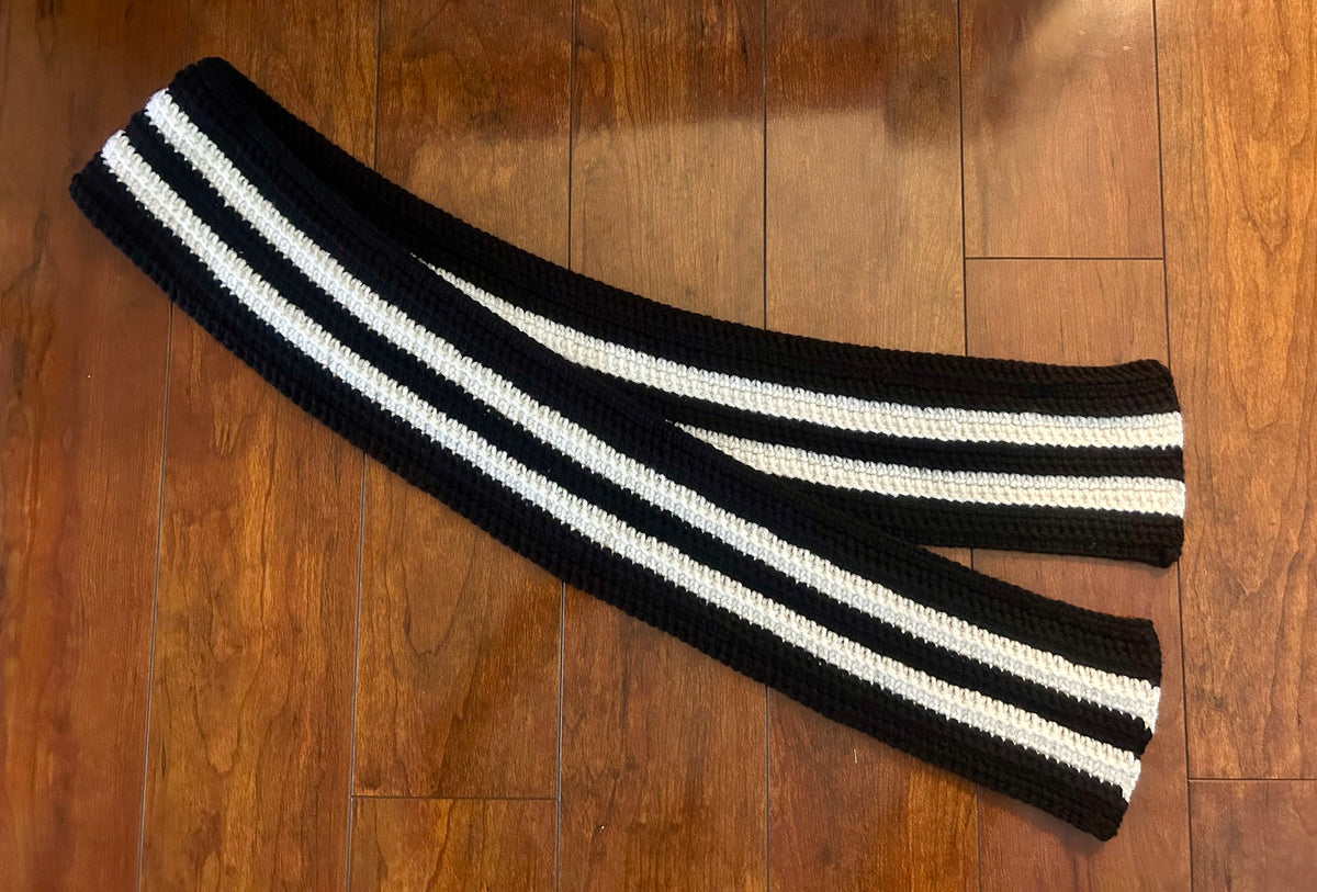Knit scarf EUC Black white stripe