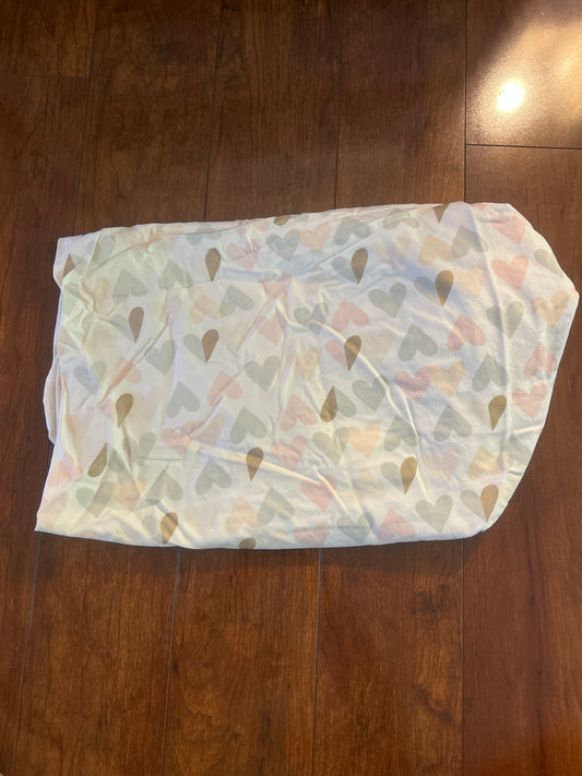 Crib fitted sheet GUC hearts - size Bedding - Crib