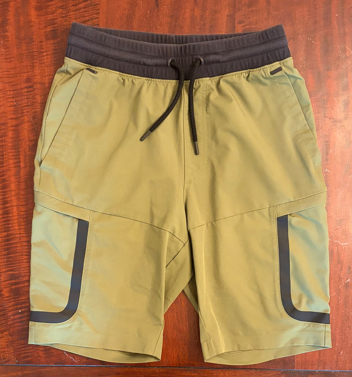 UNDERARMOR GREEN SHORTS EUC POLIESTER - size Teen/Men - S (29-31)