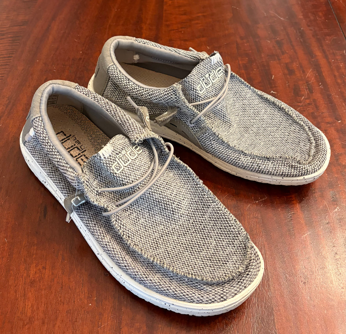HEY DUDE LIGHT CANVAS SHOE GUC - size Shoes - Adult 10