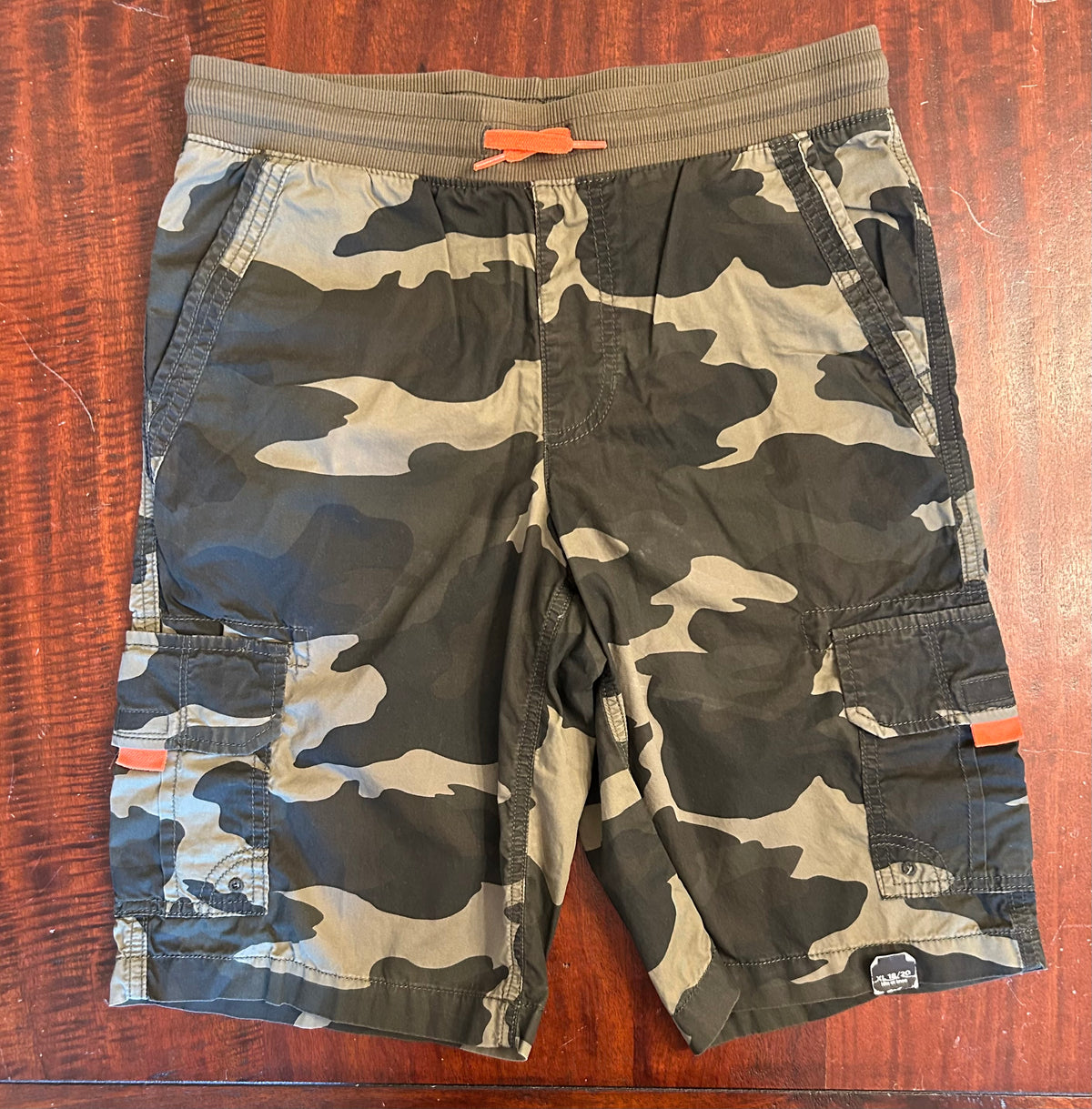 URBAN PIPELINE CARGO SHORTS VGUC CAMO - size Youth - 18 (XXL)