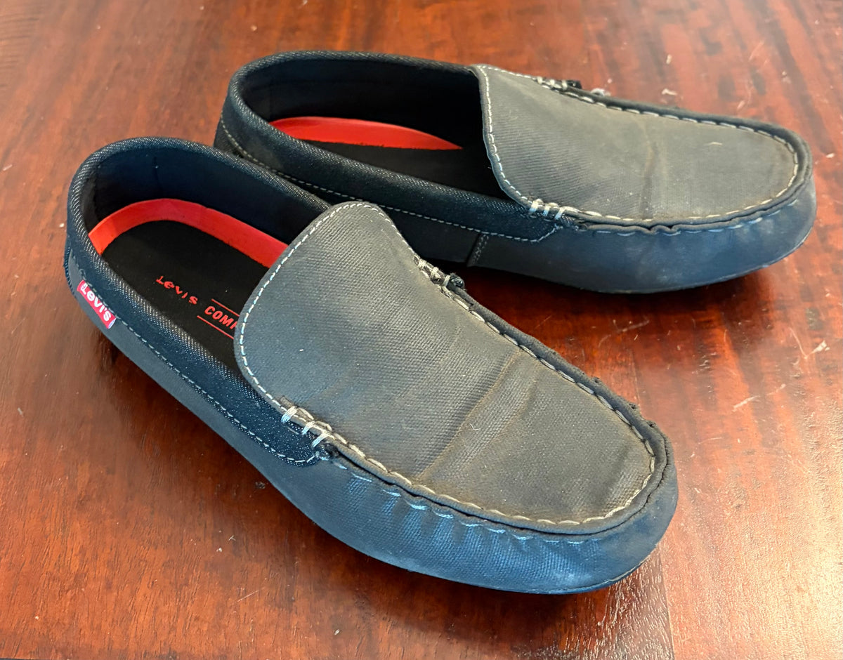 LEVI'S LOAFERS GUC DARK GREY - size Shoes - Adult 8 1/2