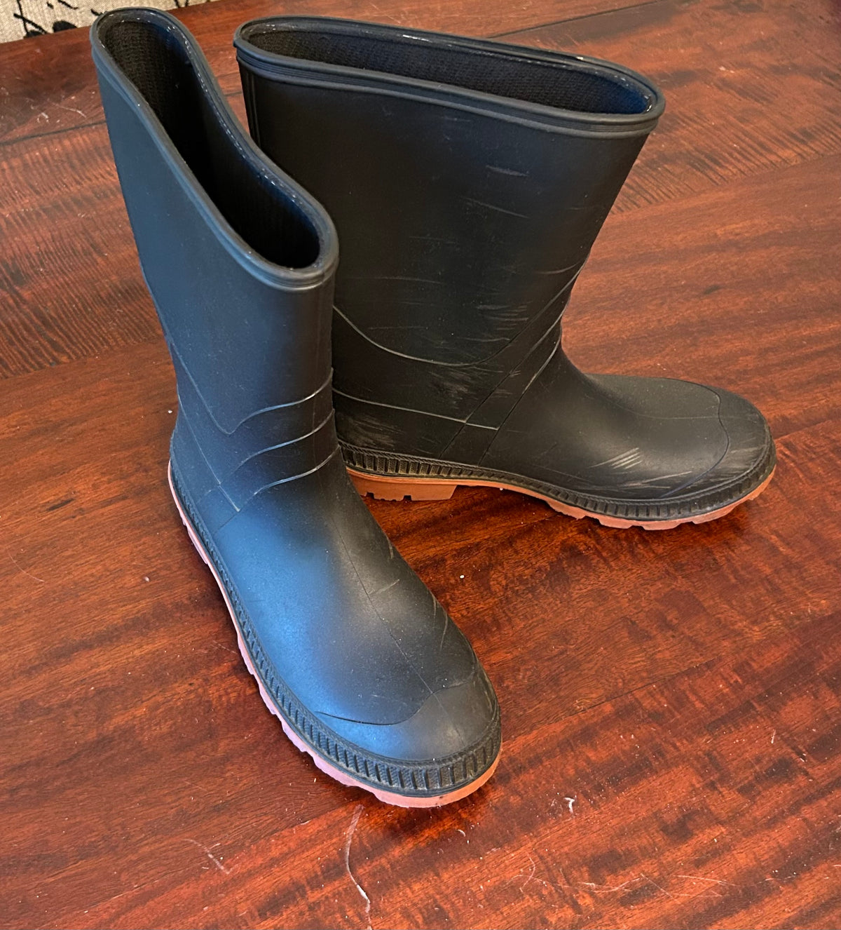 NAVY RAIN BOOTS VGUC FEW SCUFFS BUT GOOD - size Shoes - Adult 6