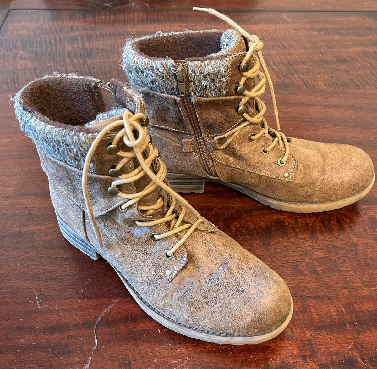 BROWN BOOTIE FALL GUC ZIPPER CLOSURE - size Shoes - Adult 5