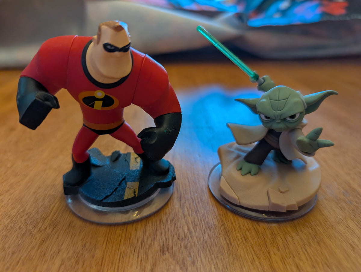 Disney infinity charactr Mr incredible, yoda