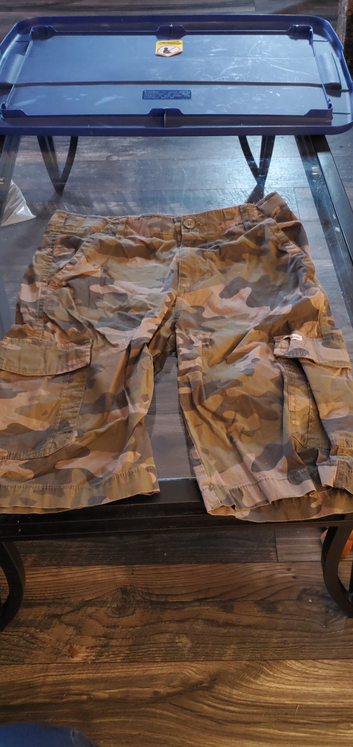 Camo cargo shorts - size Youth - 14 (XL)