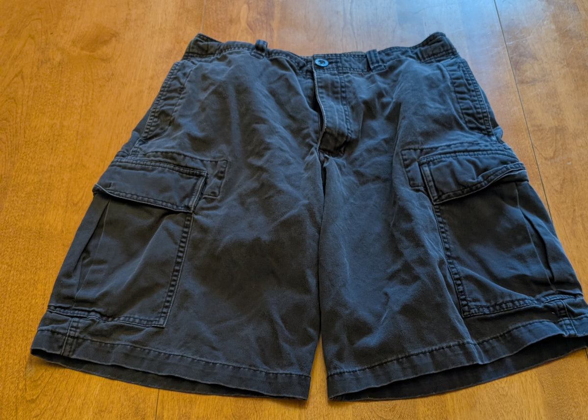 Size 30 Black cargo shorts - size Teen/Men - S (29-31)