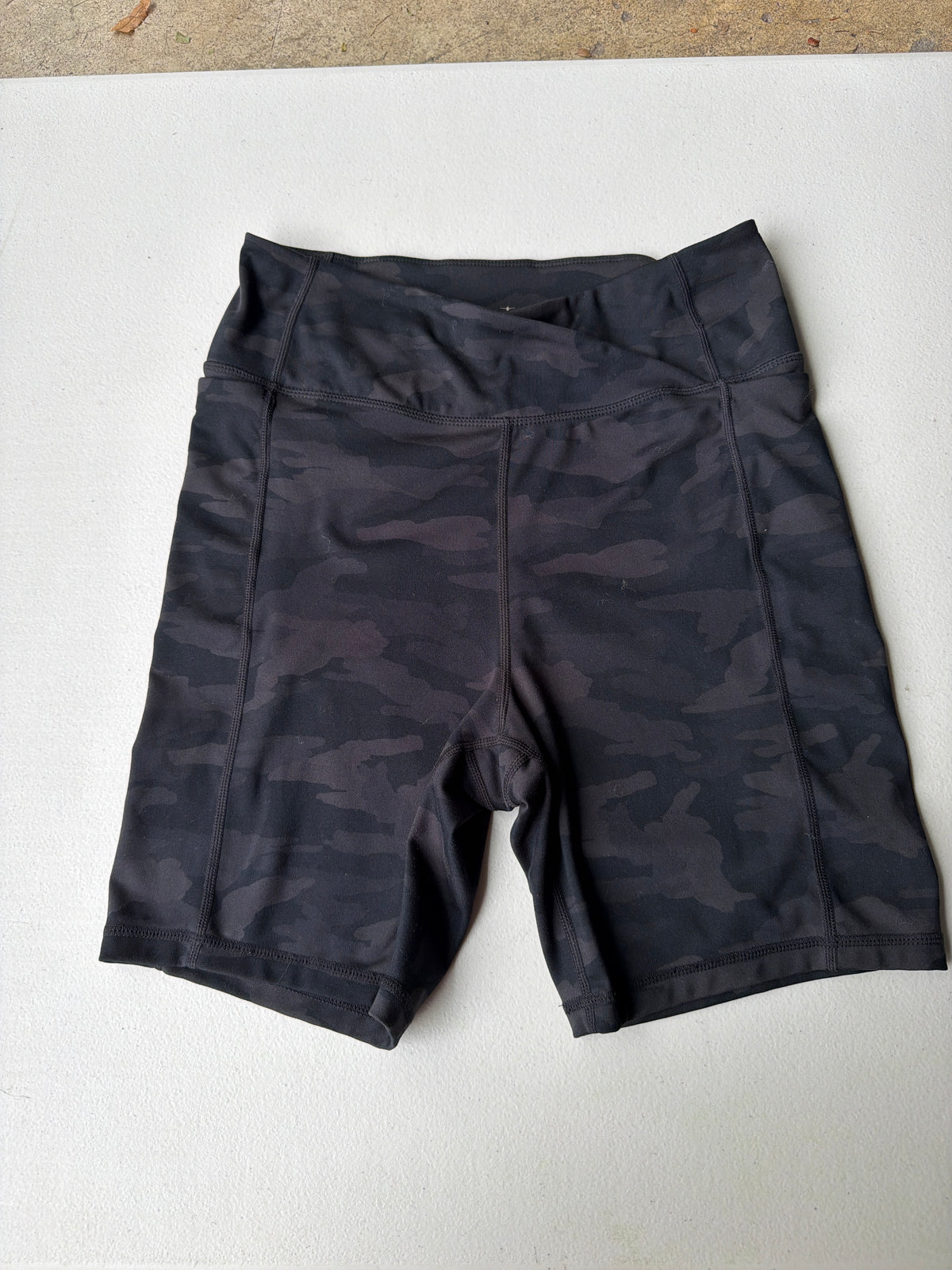 Danskin Black spandex Camo shorts - size Women - M (8/10)