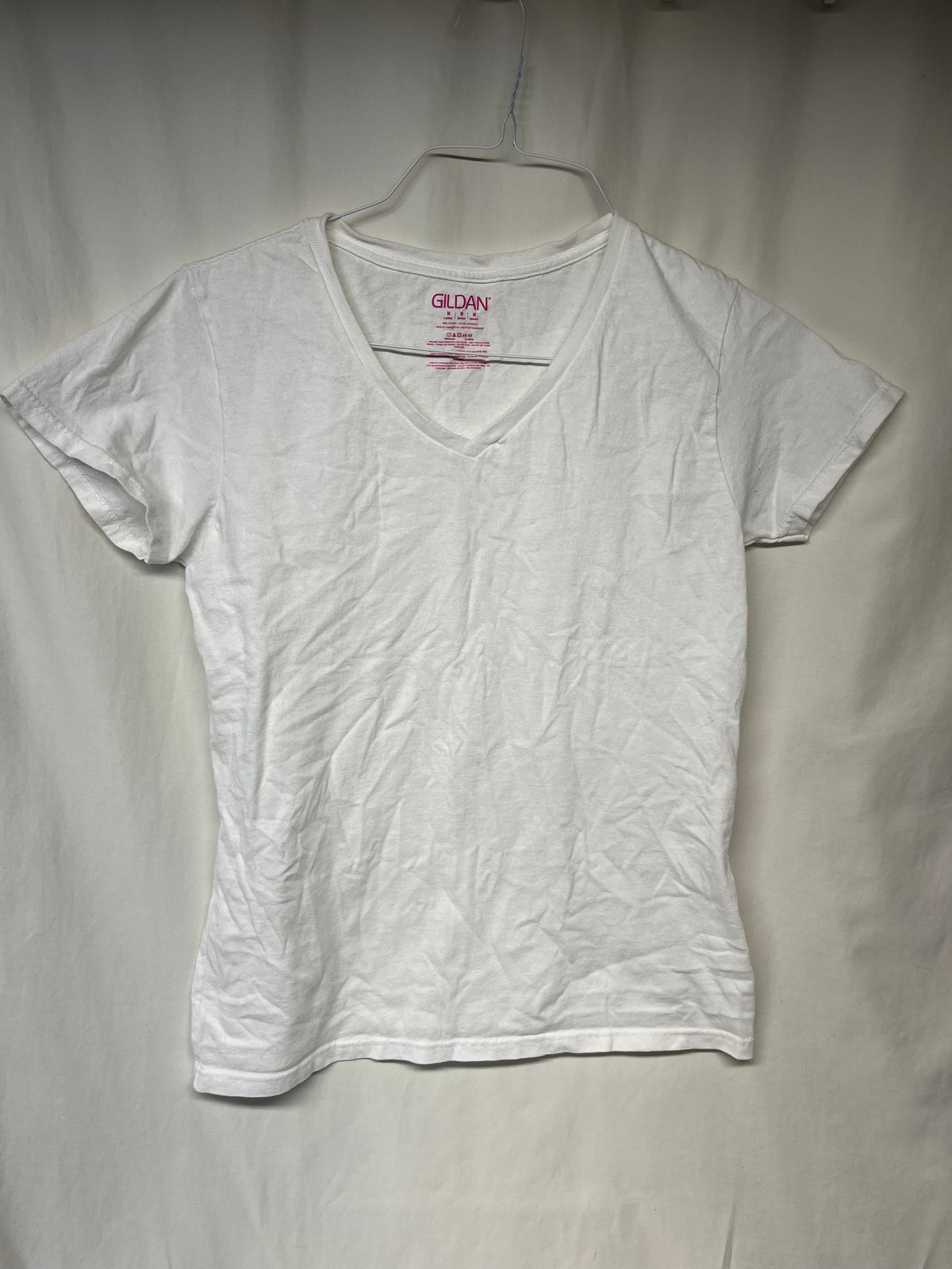Gilden white v-neck s/s tee - size Women - M (8/10)