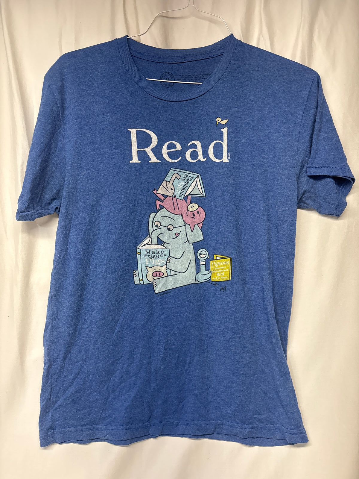 Blue Elephant & Piggy Read tee - size Women - M (8/10)