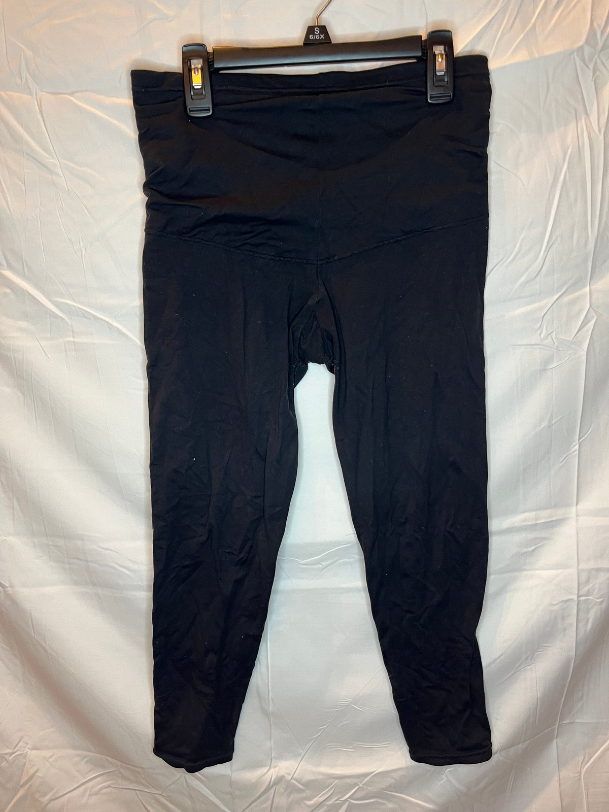 Black capri legging w/ drop waist - size Women - M (8/10)