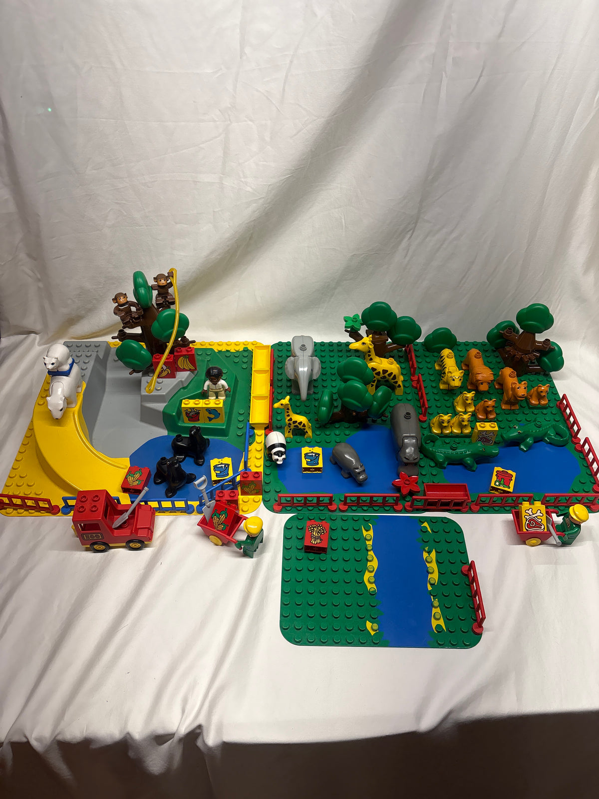 Lego Duplo huge Zoo lot could use a wash