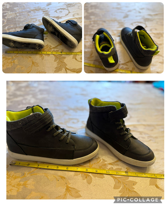 Gray high top Sneaker VGUC - size Shoes - Kids 5