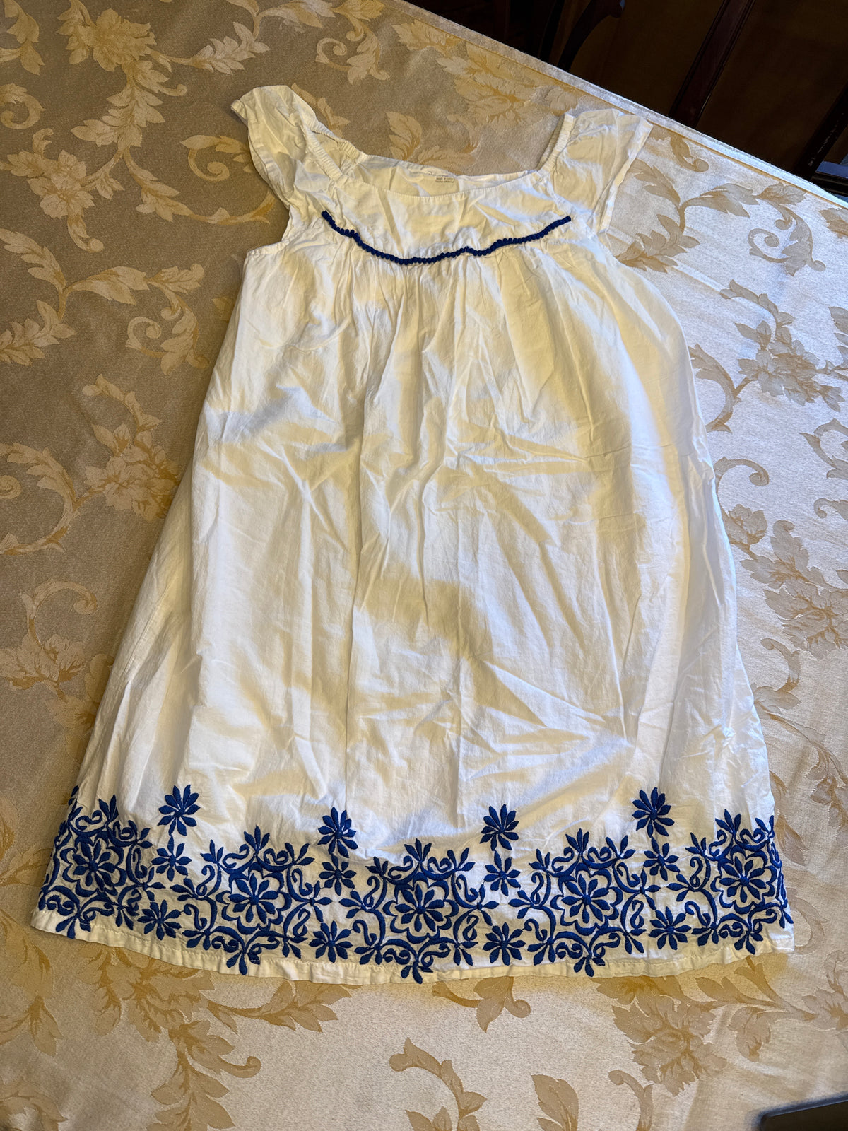 White blue embroidered EUC 100% cotton - size Youth - 14 (XL)