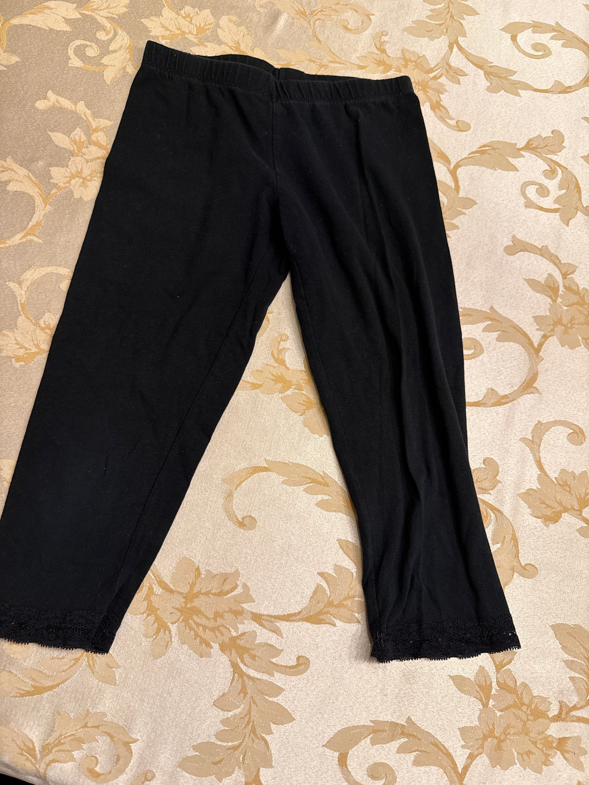 Black capri leggings VGUC lace edge - size Youth - 10 (L)