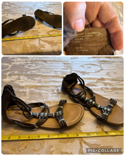 Brown flat sandals VGUC - size Shoes - Kids 4 1/2