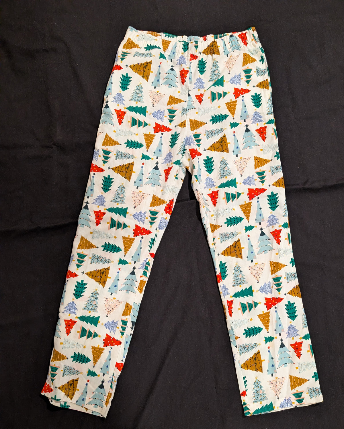 White w/ Xmas trees Old Navy - size Youth - 18 (XXL)