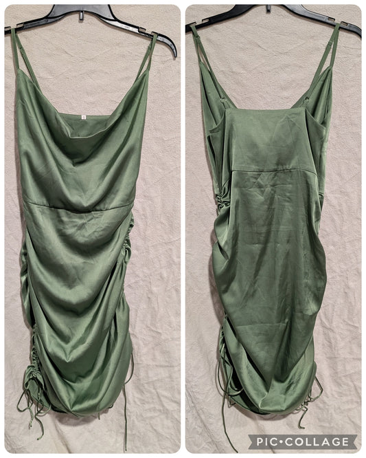 Green silky feel side scrunch dress GUC - size Junior - S (3/5)