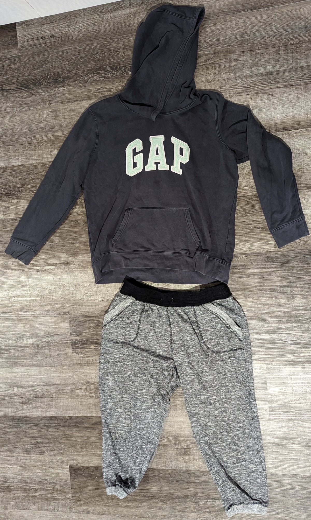 GAP grey hoodie + Grey capri sweats - size Junior - L (11/13)