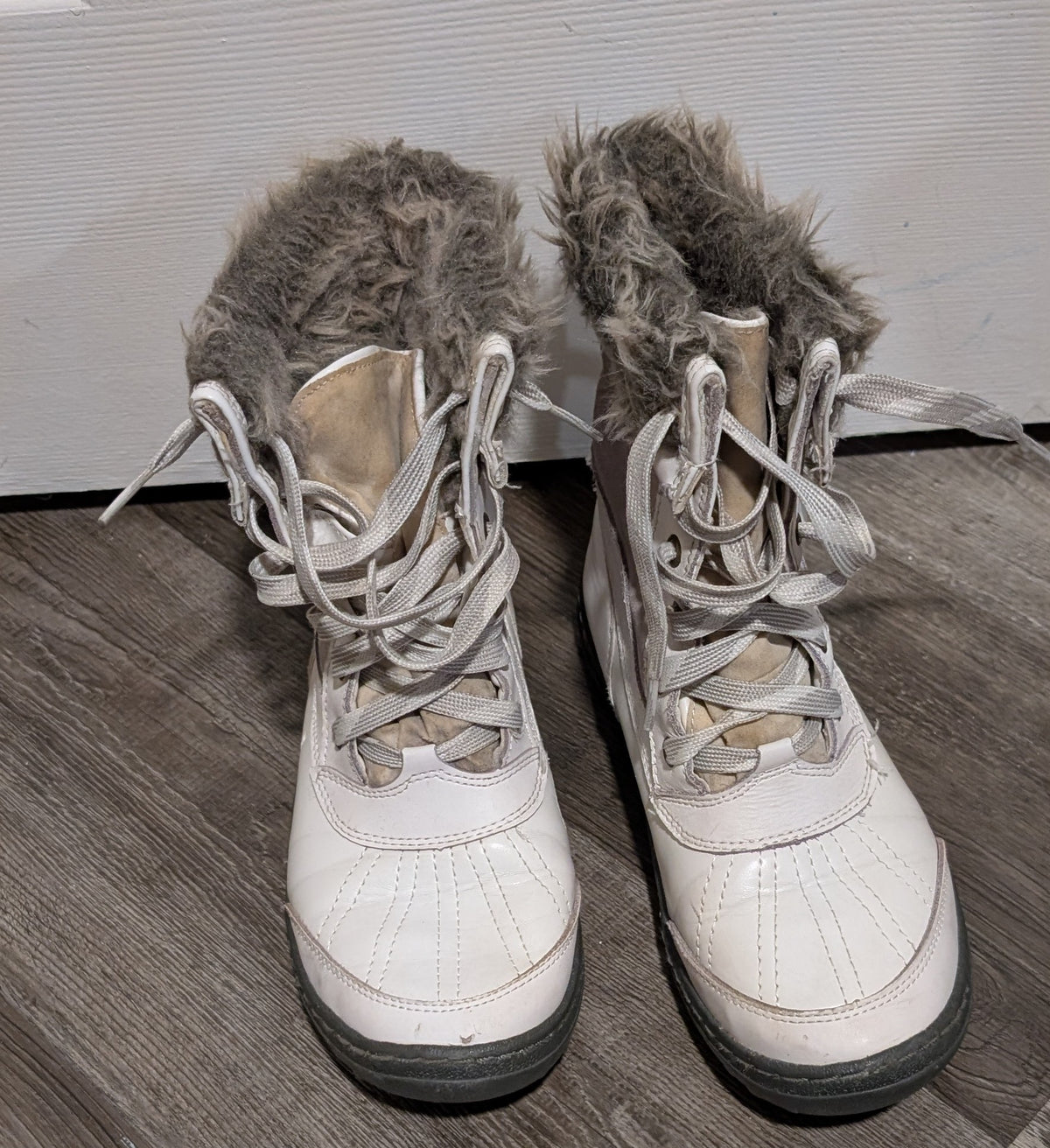 White boot w/laces fake fur lined GUC - size Shoes - Adult 7