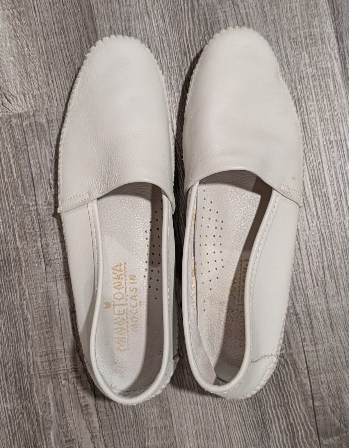 Minnetonka White Mocassins - size Shoes - Adult 8